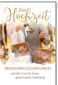 Hochzeitskarte Romantisch – Brautpaar mit Holzschildern und goldener Schrift