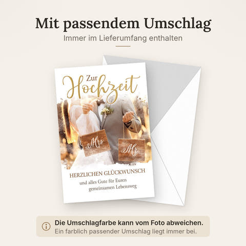 Hochzeitskarte Romantisch – Brautpaar mit Holzschildern und goldener Schrift