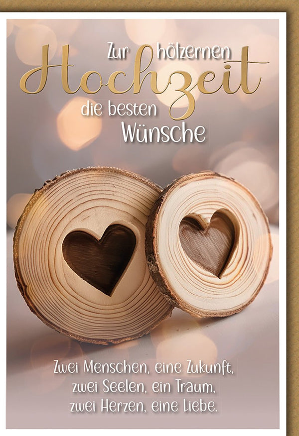 Holzhochzeitskarte Romantisch – Herzförmige Holzscheiben mit warmem Bokeh-Hintergrund