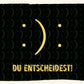 Humorvolle Postkarte mit Smiley und Spruch "Du entscheidest" auf schwarzem Hintergrund für Freunde, Familie und Kollegen