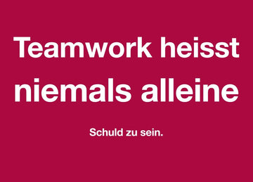 Humorvolle Postkarte mit Spruch - Teamwork: Nie allein verantwortlich