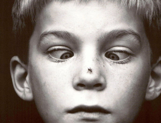 Humorvolle Schwarz - Weiß Postkarte - Kinderportrait mit Vintage Charme, Unisex Geschenk für Sammler und Kunstliebhaber im Minimalismus - Stil