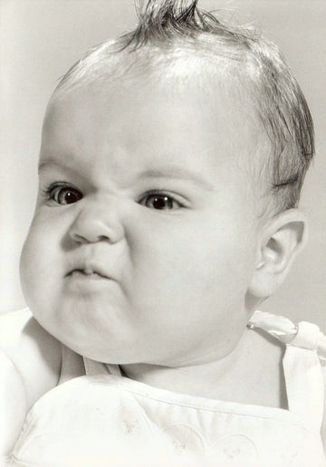 Humorvolle Vintage - Postkarte im Schwarz - Weiß - Retrostil, Skurrile Sammlerfotografie als zeitloses Unikat für stilvolle Dekoration