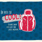 Humorvolle Winterkarte: Du bist so cool - Rote Jacke auf Blau mit Schneeflocken für Freunde und Familie