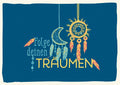 Inspirierende Postkarte: Traumfänger mit Mond und Federn in Blau-Gelb für Träumer, ideal als Geschenk oder Dekoration