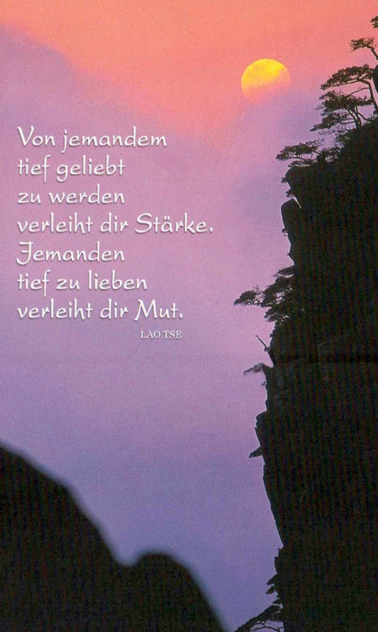 Inspirierende Sprüche Postkarte mit Lao Tse Zitat - Liebe, Mut & Stärke, Sonnenuntergang Silhouette, Natur Weisheit in Abenddämmerung