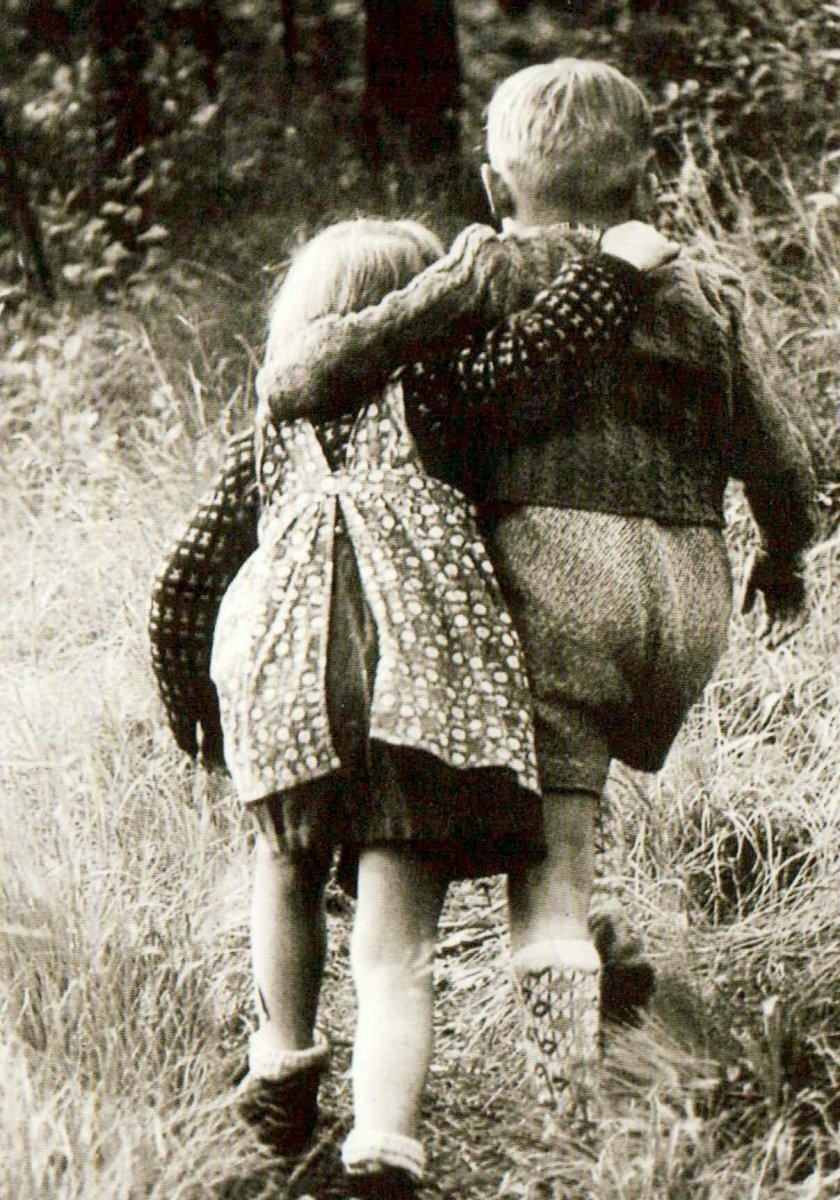 Kinderfreundschaft Postkarte – Vintage Umarmung, Liebe & Geborgenheit in Schwarzweiß, Nostalgische Erinnerung an Idylle und Frieden