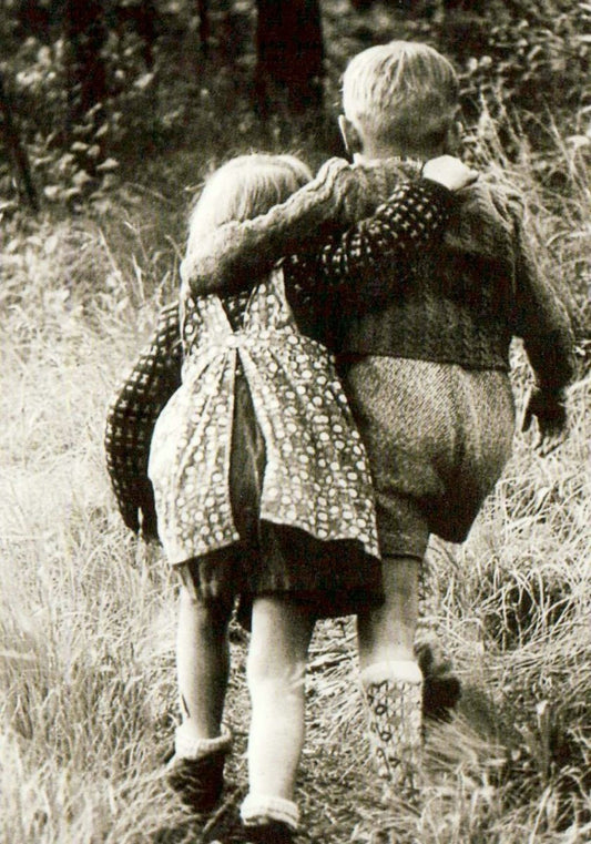 Kinderfreundschaft Postkarte – Vintage Umarmung, Liebe & Geborgenheit in Schwarzweiß, Nostalgische Erinnerung an Idylle und Frieden
