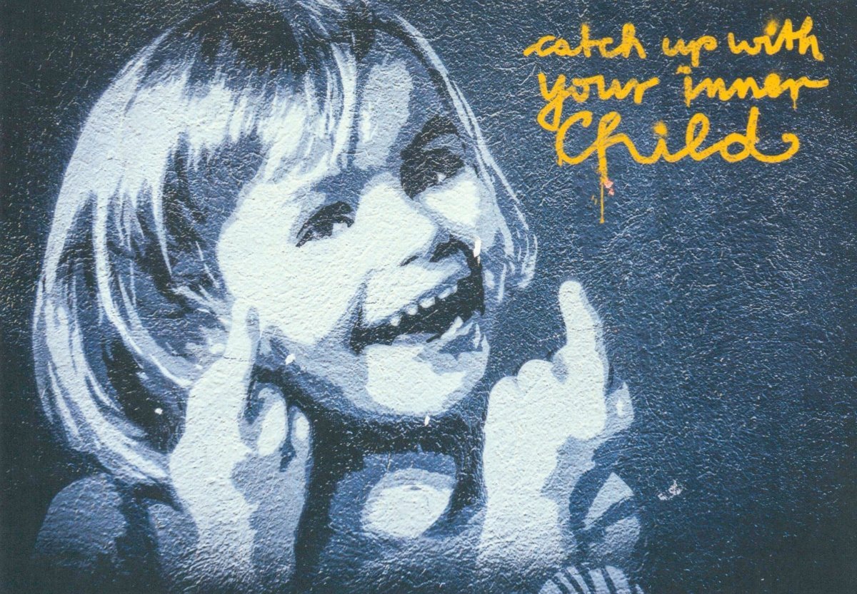 Kunstpostkarte mit Street Art – Urbanes Graffiti in Blau, Lachen & Glück für das innere Kind, Inspirierende moderne Kunst aus der Kindheit