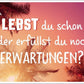 Lebensweisheit Postkarte: Lebst Du schon oder erfüllst Du noch Erwartungen? Inspirierende Worte für jeden Anlass.