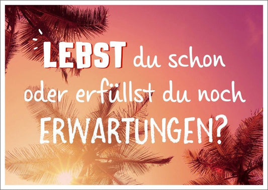 Lebensweisheit Postkarte: Lebst Du schon oder erfüllst Du noch Erwartungen? Inspirierende Worte für jeden Anlass.