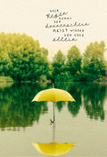 Lebensweisheit Postkarte: Regen und Sonnenschein mit Regenschirm auf Wasser, aus Zuckerrohrpapier