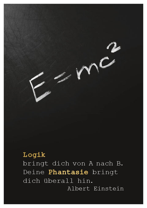 Lebensweisheiten Postkarte mit Einstein Zitat E=mc2 schwarze Tafel Motiv inspirierende Sprüche Grußkarte Phantasie Logik
