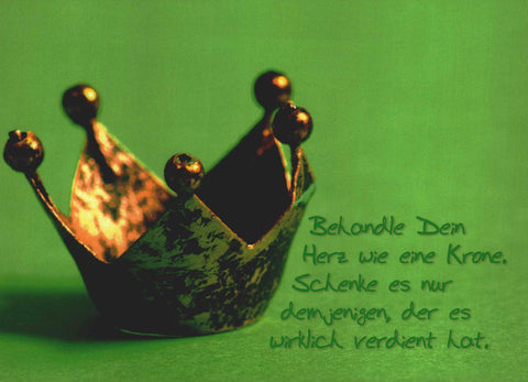 Lebensweisheiten Postkarte mit goldener Krone auf grünem Hintergrund und inspirierendem Spruch für besondere Menschen