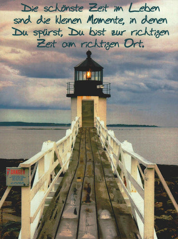 Lebensweisheiten Postkarte mit Leuchtturm Motiv und Spruch Die schönsten Momente im Leben Zeit am richtigen Ort Grußkarte Inspiration