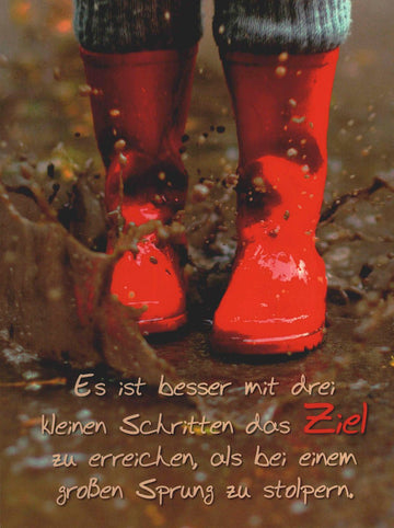 Lebensweisheiten Postkarte mit Spruch rote Gummistiefel Motiv Mut kleine Schritte Ziel Motivation Regen Pfütze inspirierend
