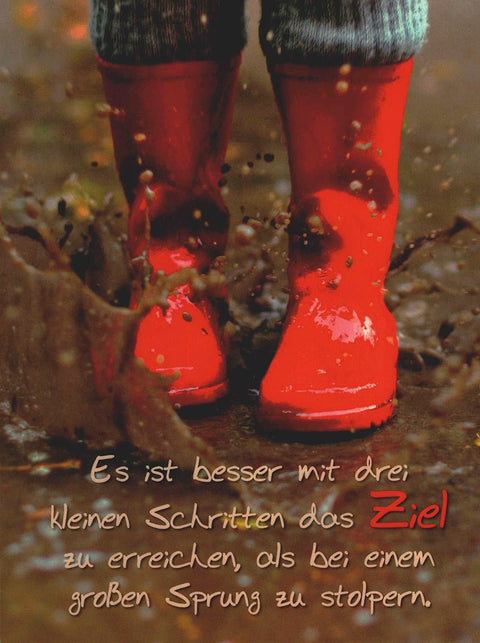 Lebensweisheiten Postkarte mit Spruch rote Gummistiefel Motiv Mut kleine Schritte Ziel Motivation Regen Pfütze inspirierend