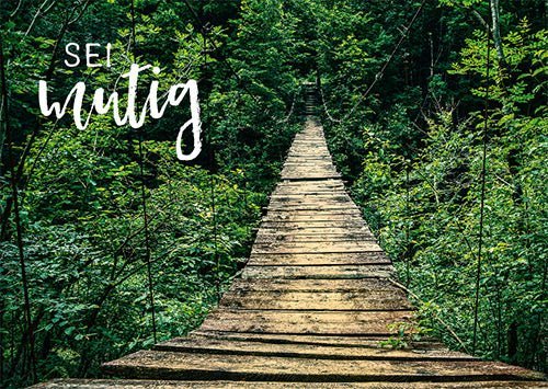 Lebensweisheiten - Postkarte – Mut - Zitat auf Waldweg & Brücke, Grüntöne, Handschrift für Kraft & Hoffnung