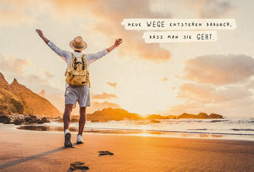 Lebensweisheiten - Postkarte: Wanderer am Strand bei Sonnenuntergang, inspirierende Abenteuer - Motivation