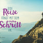 Lebensweisheits - Postkarte: Inspirierender Sinnspruch "Jede Reise beginnt mit einem Schritt"