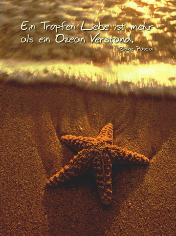 Liebeskarte mit Spruch Ein Tropfen Liebe ist mehr als ein Ozean Verstand romantische Postkarte mit Stern im Sand für besondere Grüße