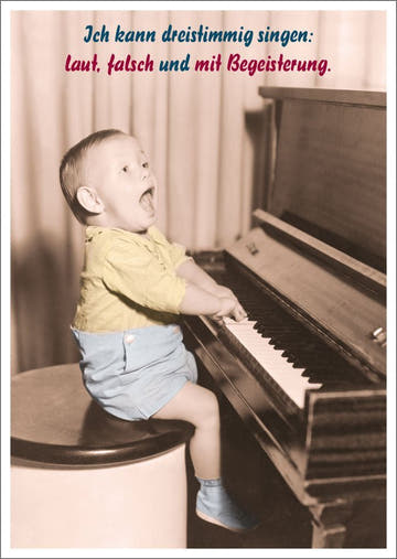 Lustige Postkarte: 'Dreistimmig Singen - Laut, Falsch & Mit Begeisterung' im Retro - Stil mit Klavier & Kind Motiv
