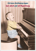 Lustige Postkarte: 'Dreistimmig Singen - Laut, Falsch & Mit Begeisterung' im Retro-Stil mit Klavier & Kind Motiv