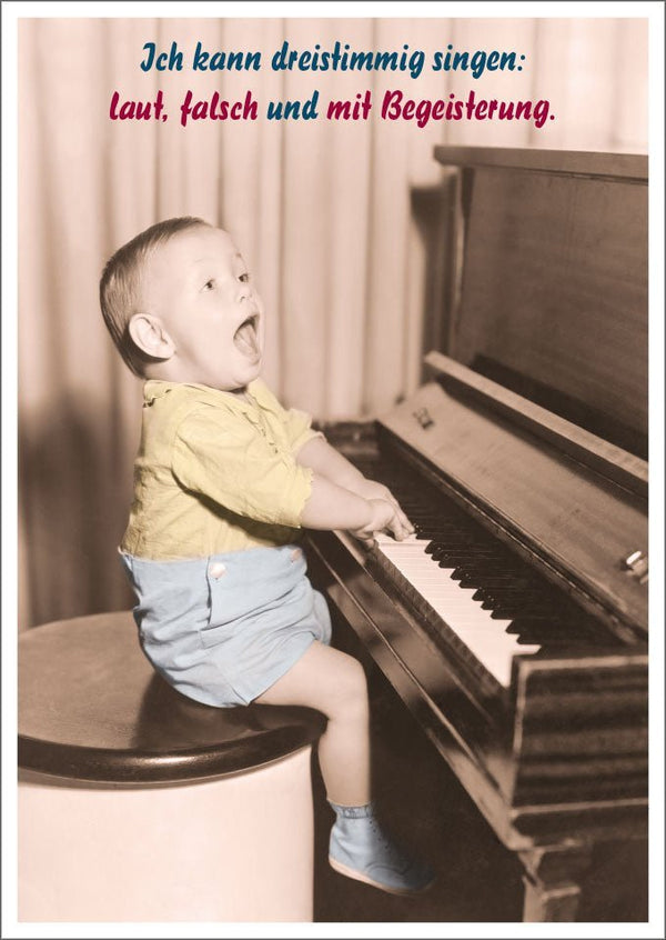 Lustige Postkarte: 'Dreistimmig Singen - Laut, Falsch & Mit Begeisterung' im Retro-Stil mit Klavier & Kind Motiv