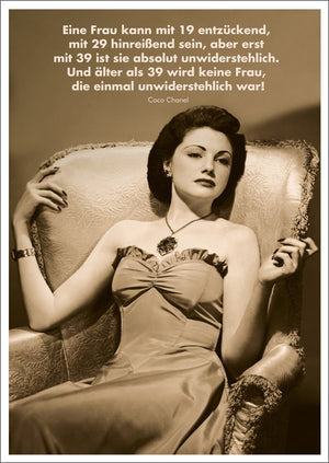 Lustige Postkarte: Eine Frau kann mit 19 entzückend, mit 29 hinreißend sein – ein humorvoller Spruch für jede Gelegenheit.