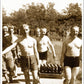 Lustige Postkarte für Sommer - & Freundetreffen: Retro - Strandgruppe mit Bier, Vintage Humor und Sonnenspaß