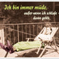 Lustige Postkarte: Immer müde, außer im Schlaf - der humorvolle Spruch für jede Gelegenheit.