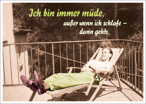 Lustige Postkarte: Immer müde, außer im Schlaf - der humorvolle Spruch für jede Gelegenheit.