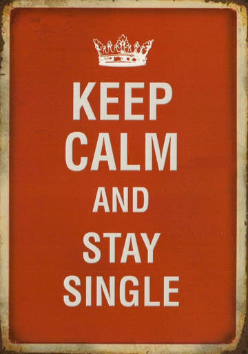Lustige Postkarte - "Keep Calm Stay Single" mit Humorvollem Spruch, Rot - Weiß, Vintage Krone Design, Witziges Geschenk für Singles