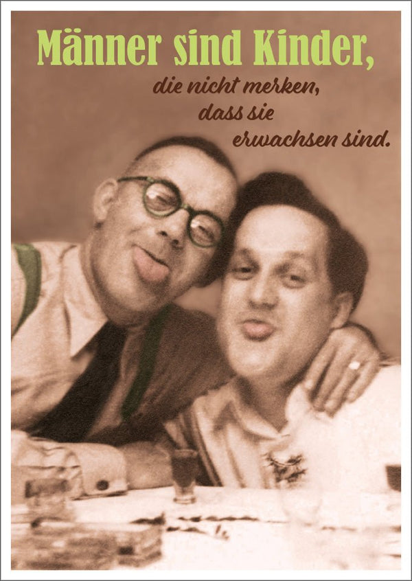 Lustige Postkarte: Männer bleiben Kinder, ohne es zu merken – ein humorvoller Spruch für jeden Anlass.