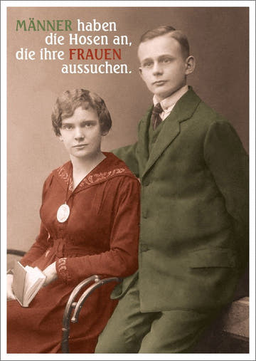 Lustige Postkarte: Männer tragen die Hosen, die ihre Frauen wählen