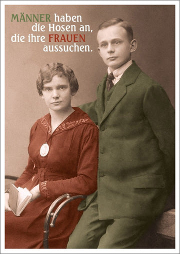 Lustige Postkarte: Männer tragen die Hosen, die ihre Frauen wählen
