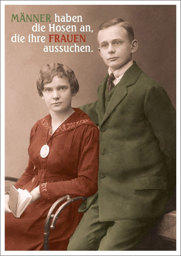 Lustige Postkarte: Männer tragen die Hosen, die ihre Frauen wählen