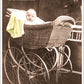 Lustige Postkarte mit Baby im Kinderwagen – Humorvoller Vintage - Witz im Retro - Design