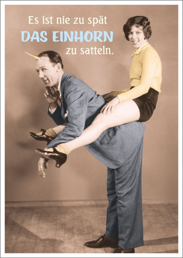 Lustige Postkarte: Nie zu spät, um das Einhorn zu reiten! Perfekt für humorvolle Grüße.