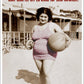 Lustige Postkarte - Retro Badeanzug & Ball, Humorvolle Sprüche in Sepia, Kurios Kurvig Design