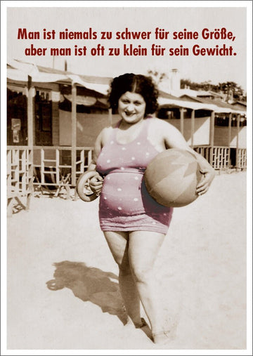 Lustige Postkarte - Retro Badeanzug & Ball, Humorvolle Sprüche in Sepia, Kurios Kurvig Design