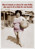 Lustige Postkarte - Retro Badeanzug & Ball, Humorvolle Sprüche in Sepia, Kurios Kurvig Design