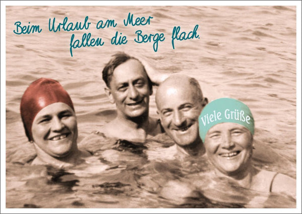 Lustige Postkarte - Retro-Design mit Meer, Bergen & Schwimmgruppe, Vintage Humor für Strandurlaub Erinnerungen