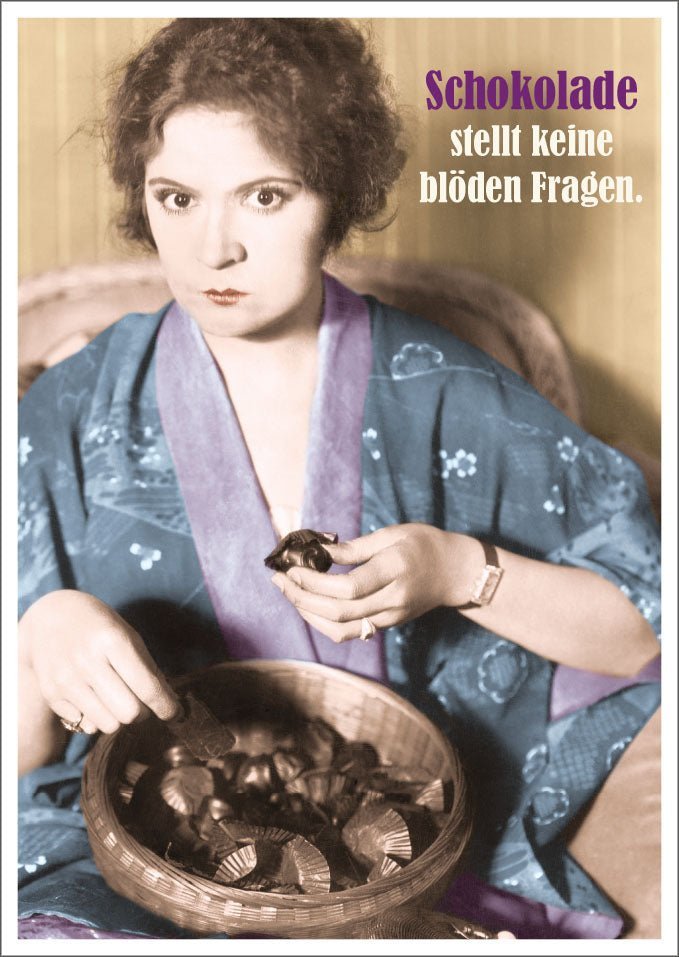Lustige Postkarte: Schokolade fragt nicht, sie versteht. Perfekt für humorvolle Grüße!