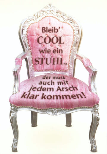 Lustige Postkarte – "Stuhl ist auch nur ein Sitzzitat" | Ironischer Retro - Charme in Pink | Perfektes Geschenk für Freunde & humorvolle Deko - Idee
