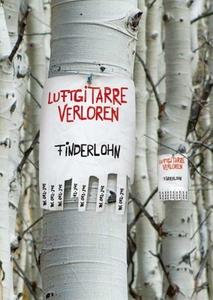 Lustige Postkarte: Vermisste Luftgitarre - Ein humorvoller Gruß für jeden Anlass