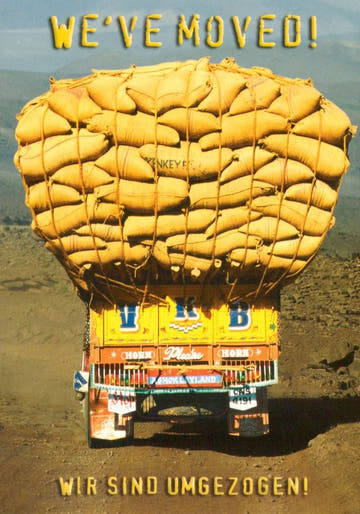 Lustige Postkarte: "We've Moved!" - Witzige Wüsten - Lkw & Luftballons für originelle Adressänderungen