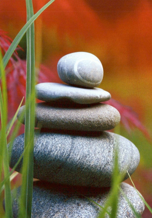 Meditationskarte - Zen Garten mit Roten Blumen und Grünem Gras, Blanko für Wellness & Spiritualität - Mindfulness Dekor Fotografie