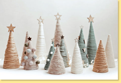 Moderne Weihnachtskarte mit Fotokarten - Option, Abstrakte Bäume, Stilvolle Grußkarte für Winterfeiertage