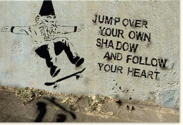 Motivationskarte: Inspirierende Streetart - Zwerg Skateboard - Grußkarte für Mut und Herz